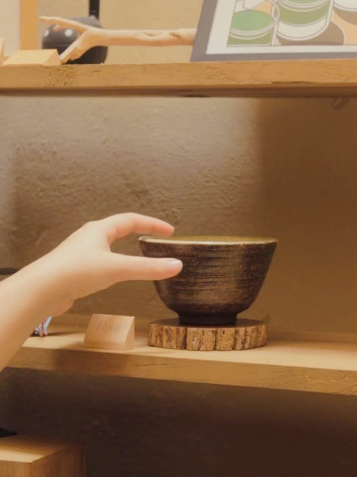 Chawan de cerámica sobre una base de madera en la repisa de Deseo Nada Más